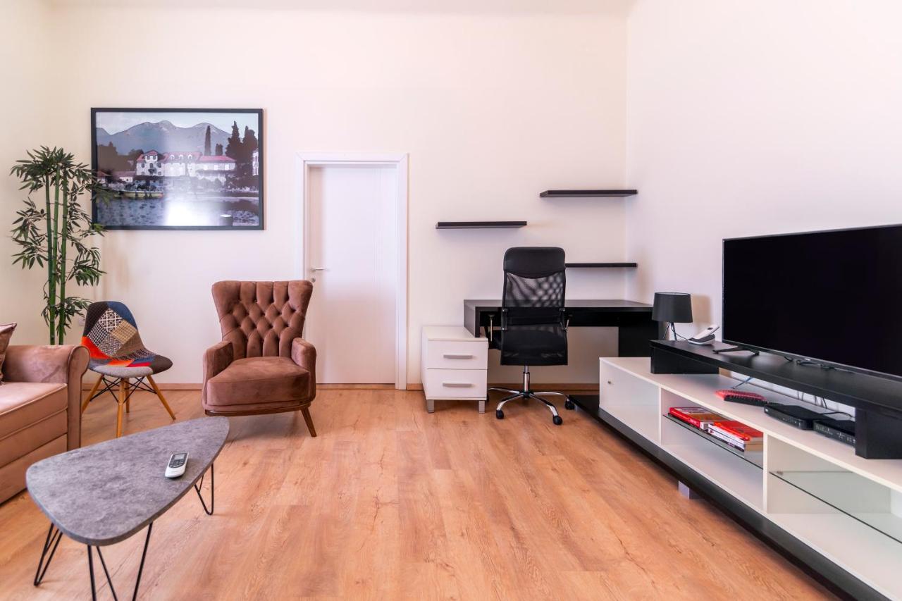 Jevrejska - Central Apartment With Free Parking Novi Sad Luaran gambar
